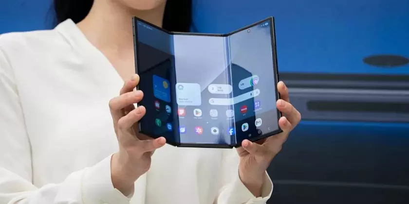 Старт продаж Galaxy Z TriFold викликав ажіотаж у Південній Кореї: біля магазинів Samsung вишикувались величезні черги, а перша партія моментально розкуплена