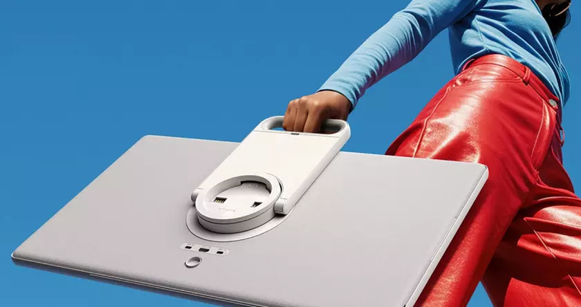 Телевізор, якому не страшний блекаут: Samsung випустила портативний Movingstyle TV із вбудованим акумулятором