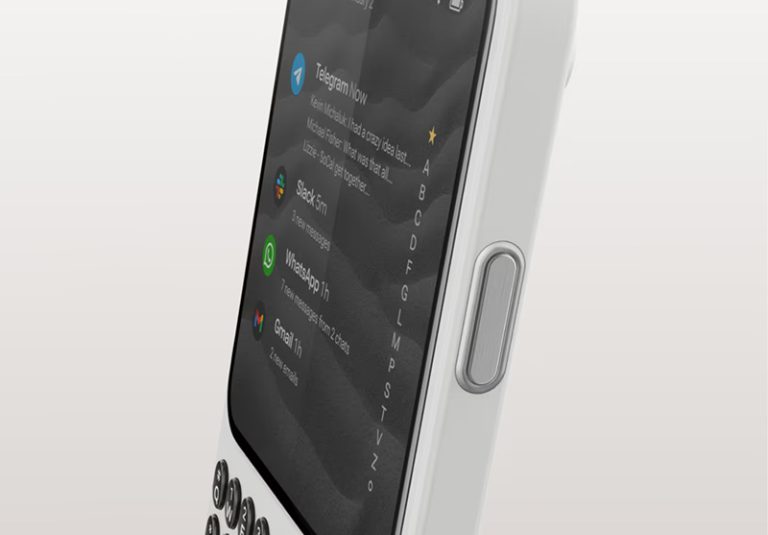 AMOLED дисплей Clicks Communicator