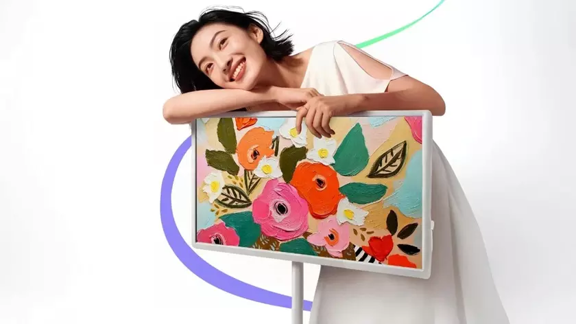 Представлено 27” смарт‑дисплей Hisense X7 Pro на високій стійці, з колесною платформою та автономністю до 14 годин