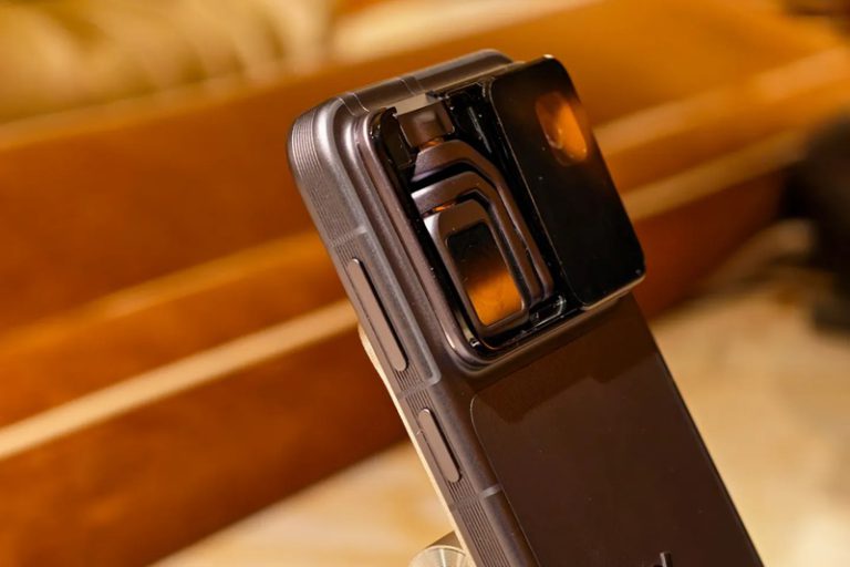 Крупний план Honor Robot Phone на CES 2026