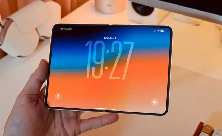 Дійсно квадратний і без згину! Інсайдер показав живі фото iPhone Fold (або його макет)